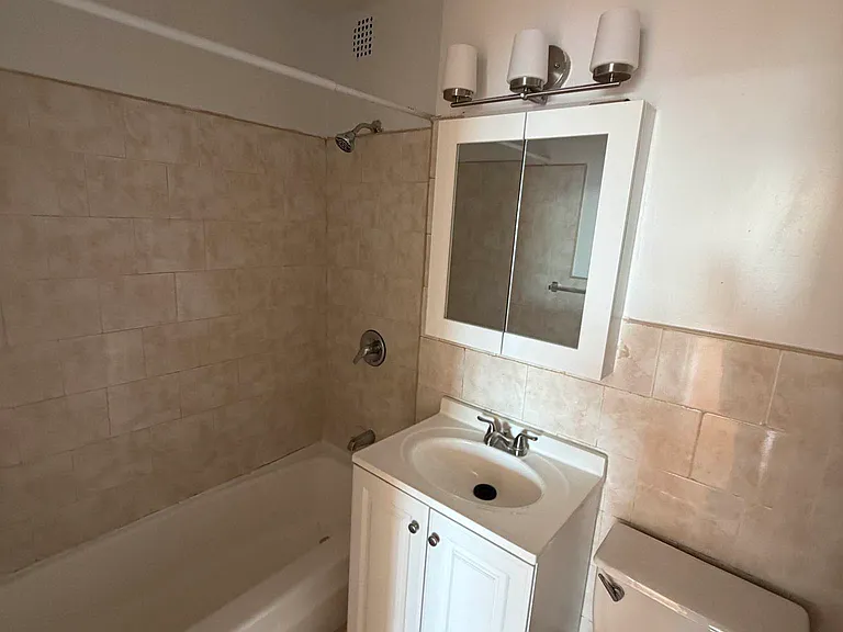 3255 Randall Ave #2J — Photo 12