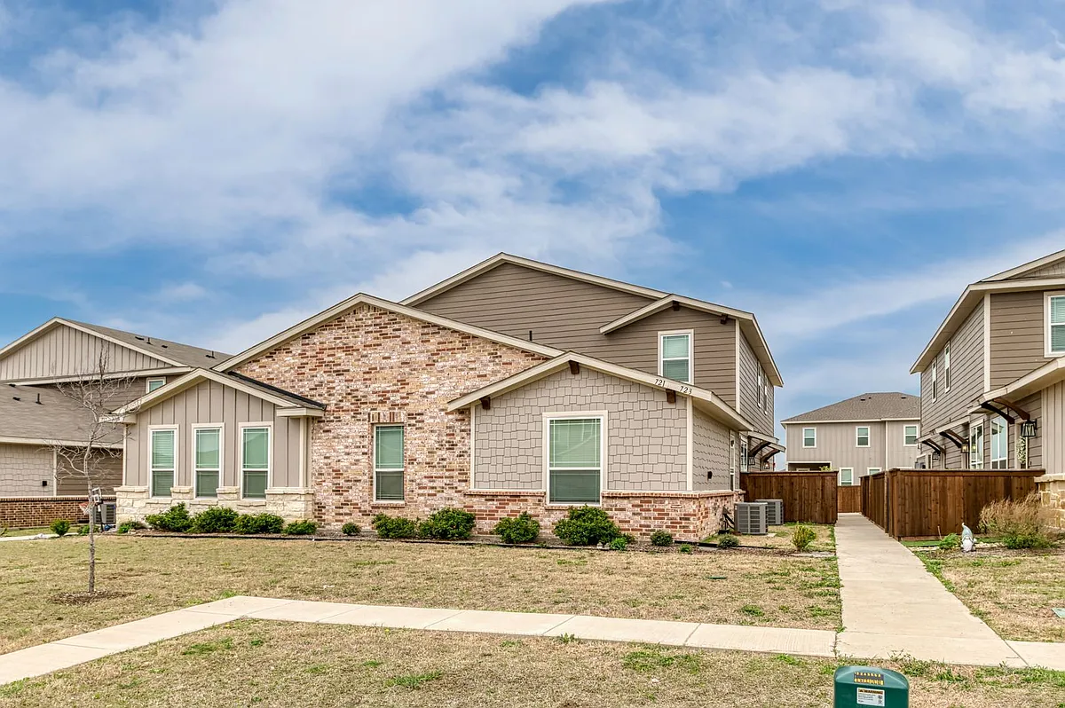 Building Photo - 723 Wheatfield Dr