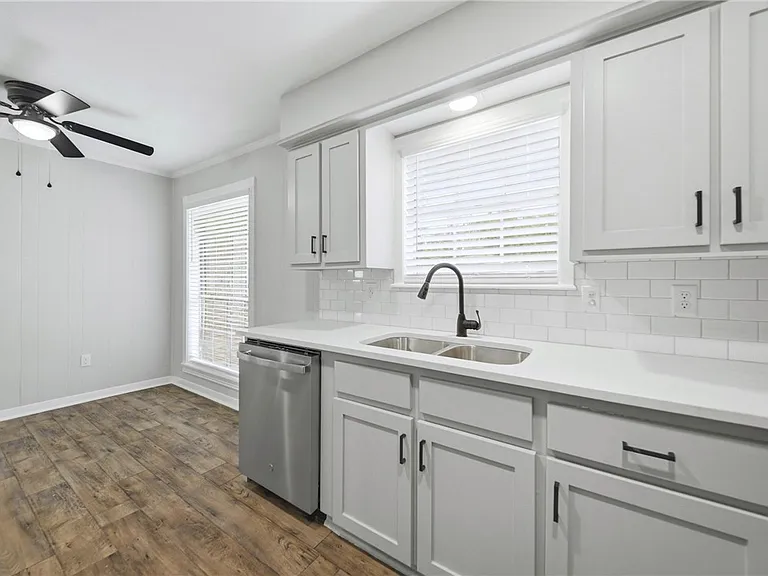 2304 Devonshire St — Photo 17