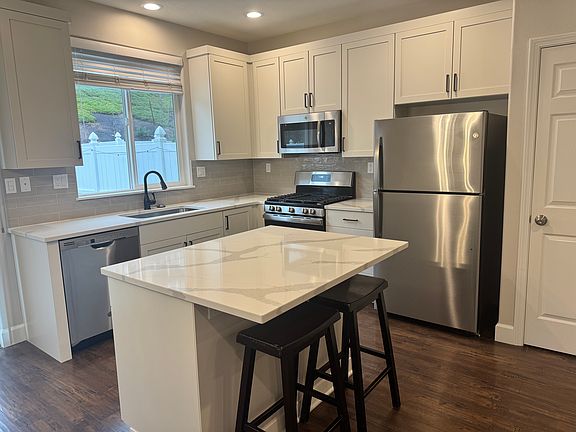 3rd image of 20426 Hoodview Ave
