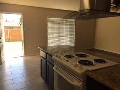 3 bed, 1500 sqft, $2,200 — Photo 4