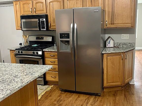 3rd image of 529 Ivy Ln