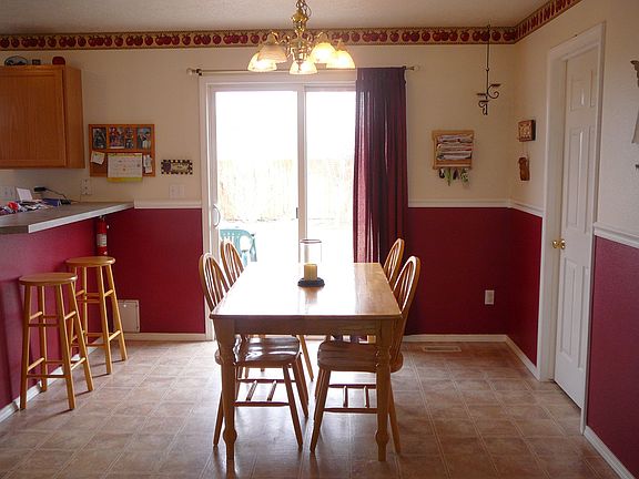 Dining Area and Breakfast Bar