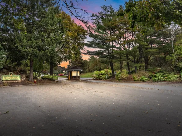 9 Ledgewood Way APT 32, Peabody, MA 01960