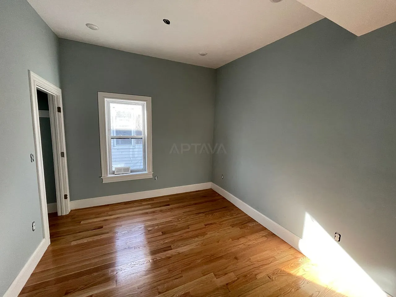 Inman Square / Kirkland/Harvard / Union Square area, 4 bedroom, 2 bathroom apartment — Photo 3