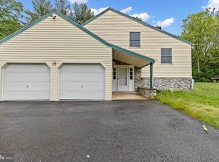 14 Apache Ln, Willow Street, PA 17584