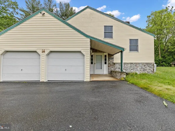 14 Apache Ln, Willow Street, PA 17584
