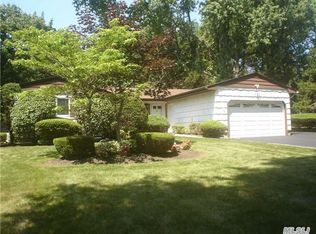 4 Pimlico Dr, Commack, NY 11725