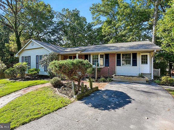 2nd image of 1002 Broadmore Cir