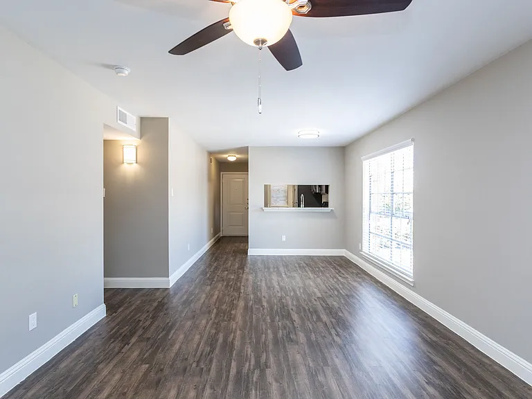 Stratford House Apartments — Photo 11