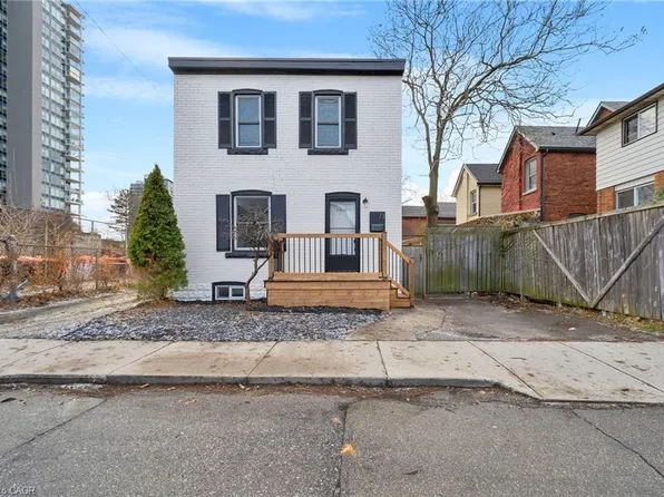 73 Peter St, Hamilton, ON L8R 1T4