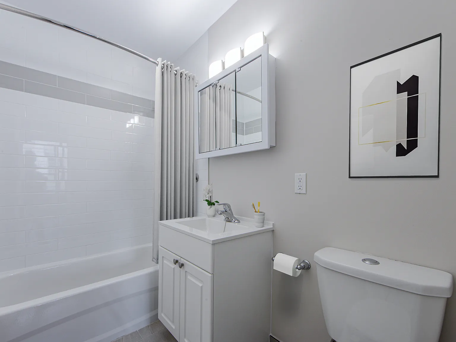 Upper Canada Apartments 165 — Photo 4