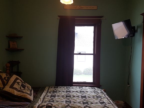 3rd image of 117 Roosevelt St