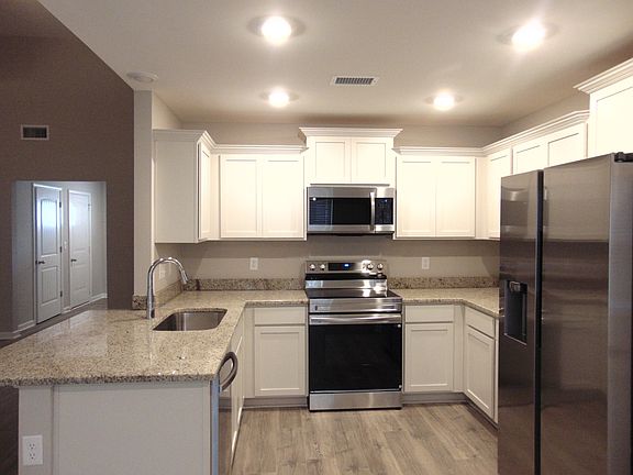 This kitchen is perfect for you to cook all your favorite dishes, the kitchen comes with steel appl