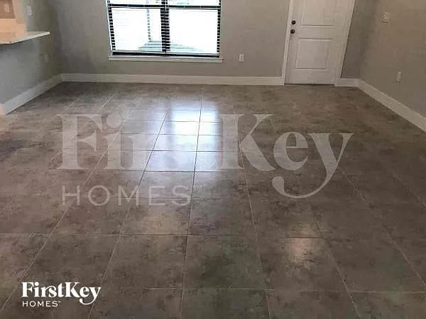 4 bed, 2.0 bath, 2105 sqft, $2,460 — Photo 4