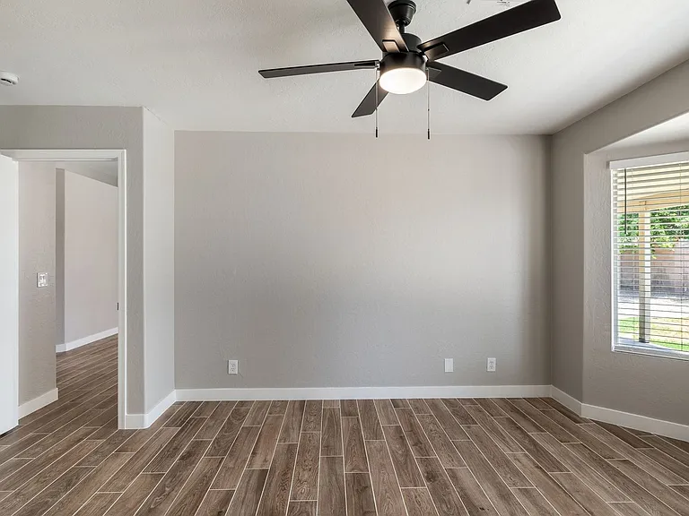 2883 E Oakland Ct — Photo 15