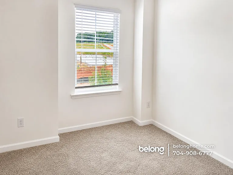 11912 Oak St — Photo 2