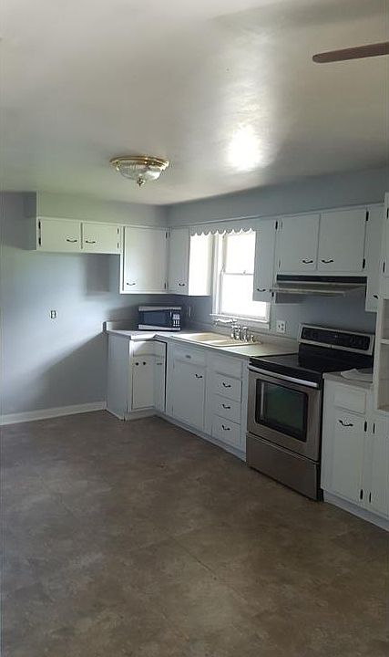 2nd image of 820 E Barachel Ln