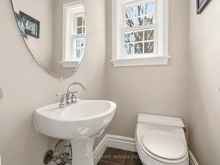 145 Suffolk Ave — Photo 20