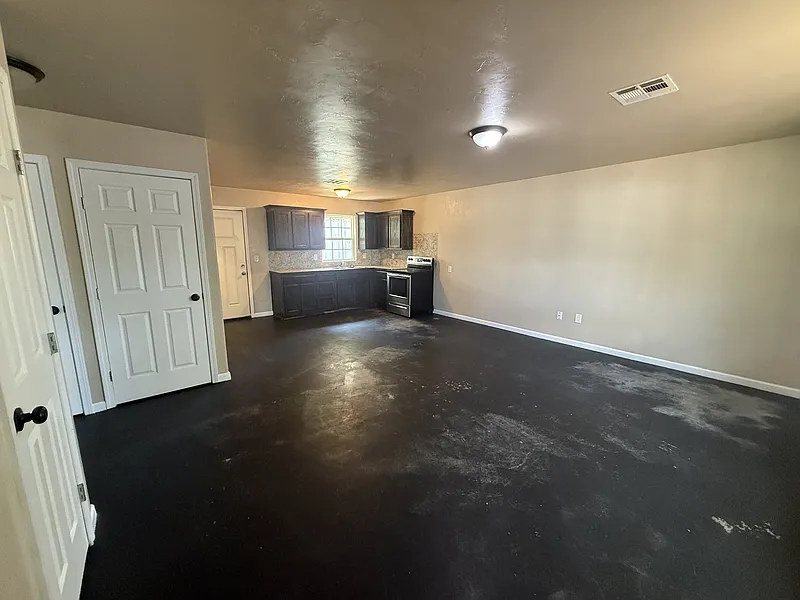 2 bed, 1.0 bath, $950 — Photo 2