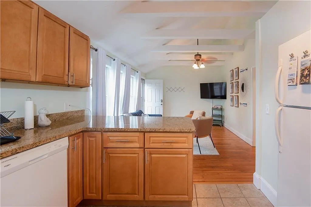 3 bed, 900 sqft, $2,750 — Photo 3