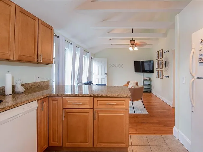 391 Aquidneck Ave — Photo 3