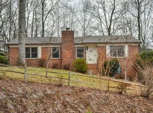 902 Rainbow Ln, Hendersonville, NC 28791