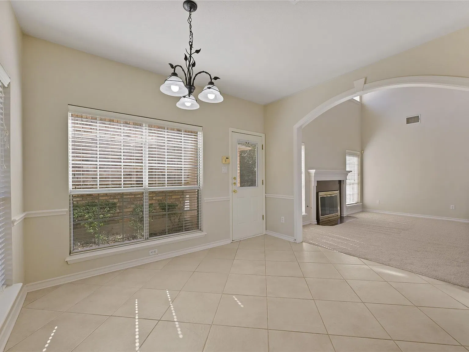 5 bed, 3.5 bath, 2861 sqft, $4,000 — Photo 3