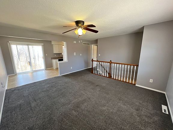 3rd image of 300 NE Westwind Dr APT A