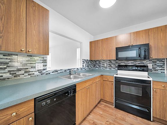 4th image of 1044 SE 11th St