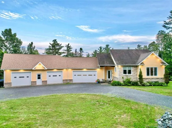 8 Milton Brae St, Bathurst, NB E2A 4Y8