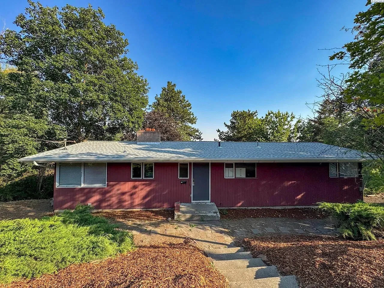 3 bed, 1300 sqft, $1,860 — Photo 1