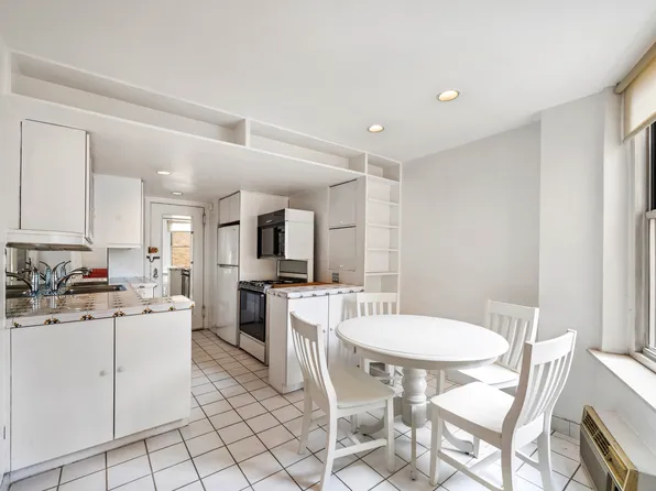 315 East 68th Street image 4 of 14