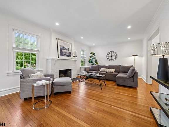 5th image of 14 Evergreen Pl