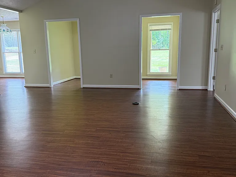 1085 Terry Ln — Photo 3
