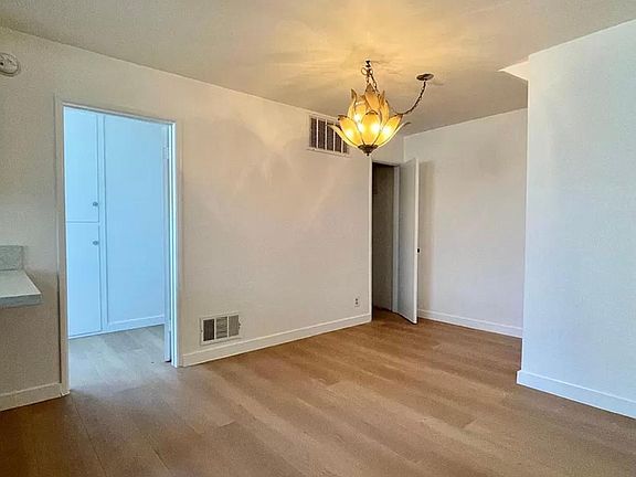 4th image of 811 S Wilton Pl #9