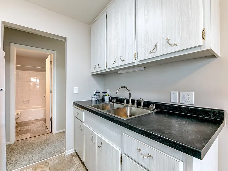 LaBlanche Apartments — Photo 8
