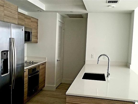 3rd image of 121 NE 34th St Ph 15