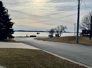 8 Orchard Ln, Clear Lake, IA 50428