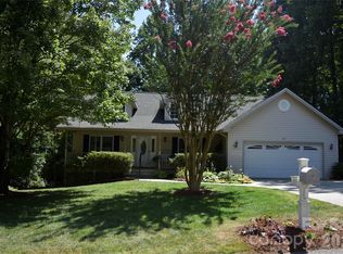 69 Red Cedar Dr, Hendersonville, NC 28792