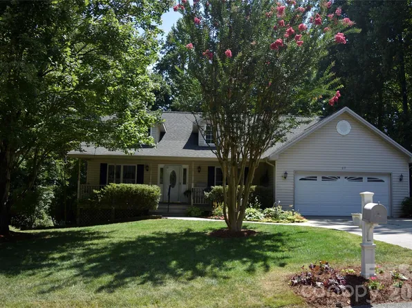 69 Red Cedar Dr, Hendersonville, NC 28792
