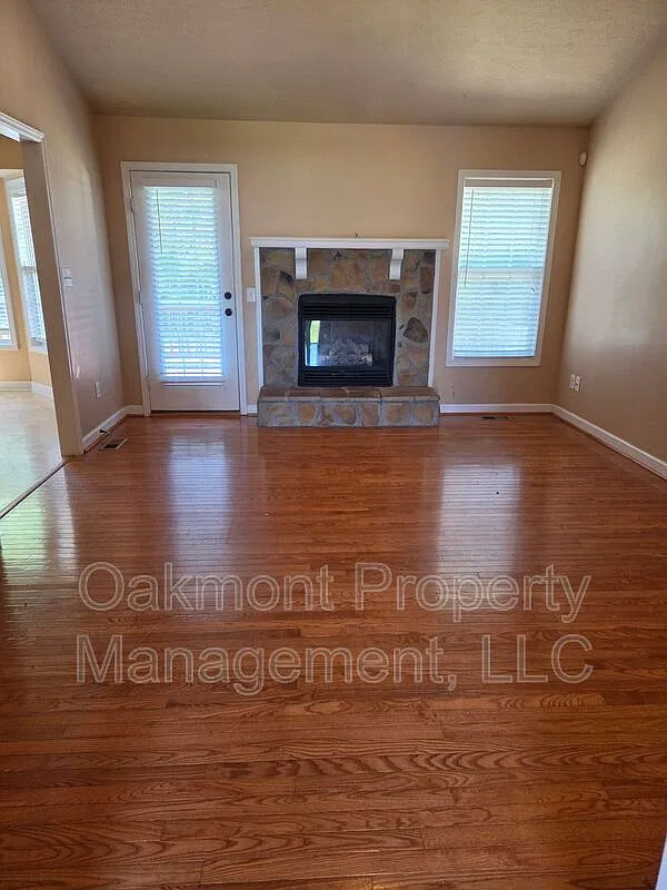 3 bed, 2.0 bath, 1650 sqft, $1,695 — Photo 2