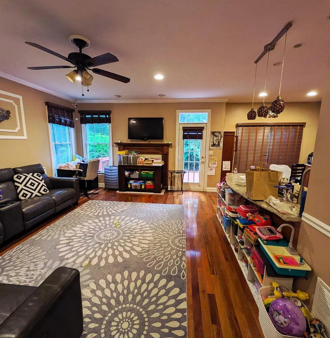 4 bed, 2.5 bath, 2495 sqft, $4,500 — Photo 3