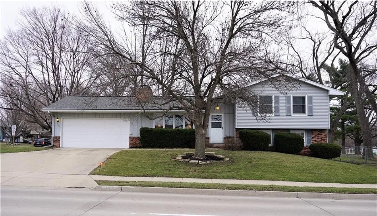 Valley West Dr, West Des Moines — Photo 1
