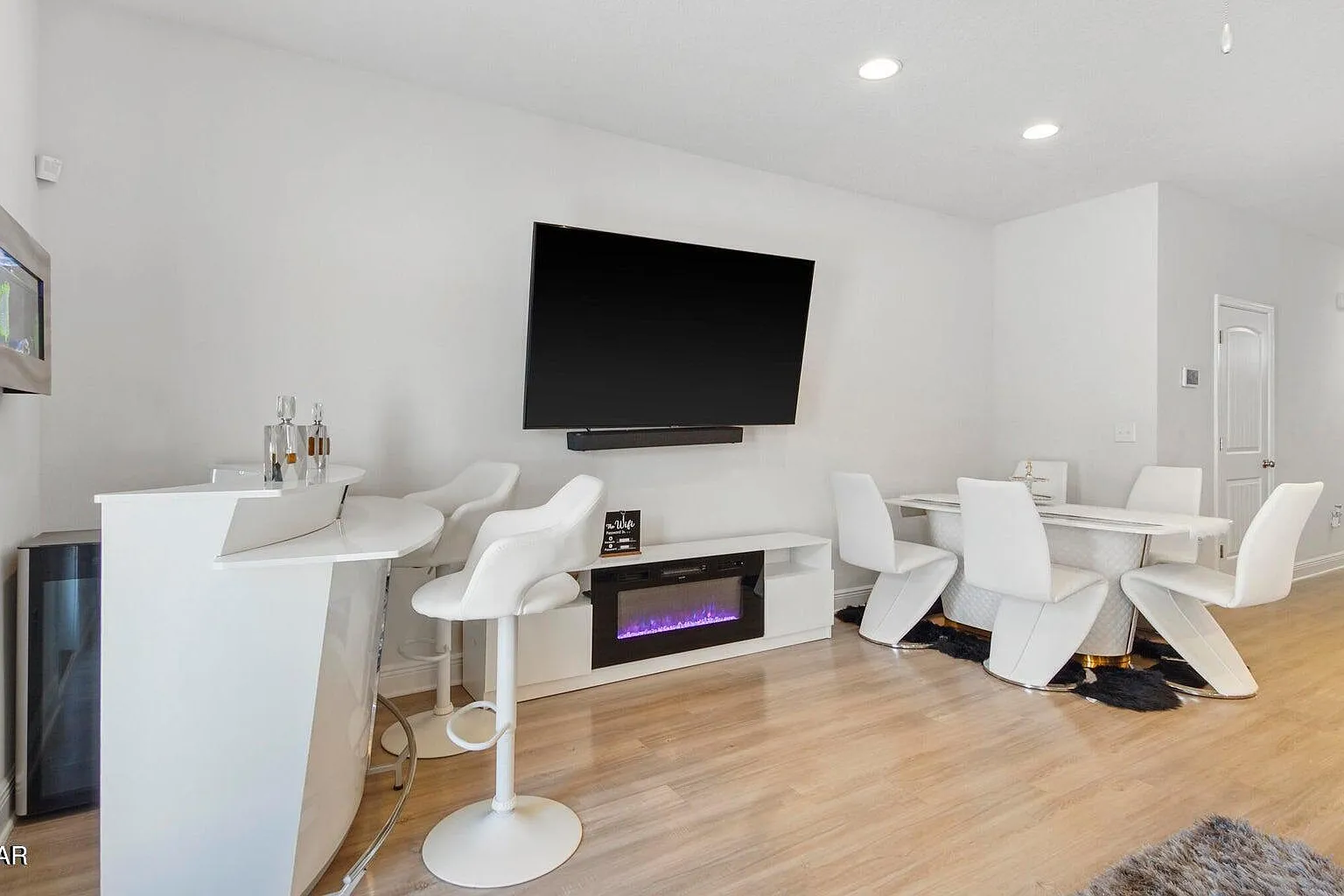 3 bed, 2.5 bath, 1496 sqft, $2,400 — Photo 2