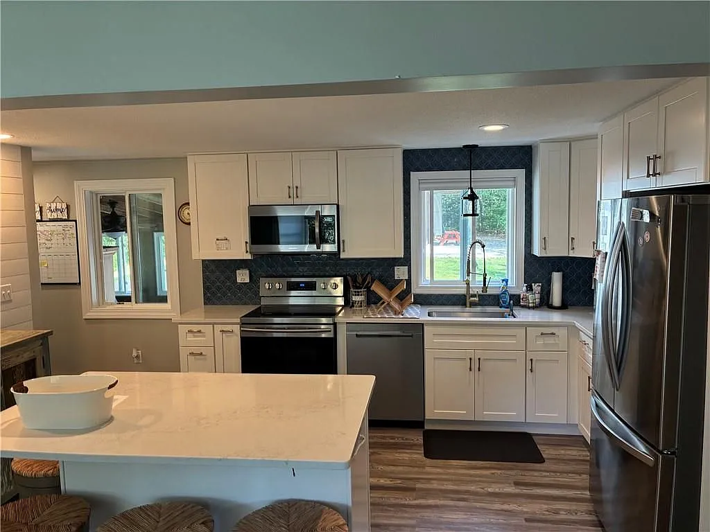 3 bed, 2.0 bath, 912 sqft, $2,200 — Photo 3