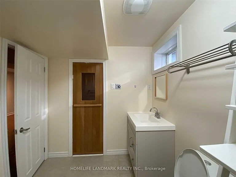 32 Escapade Dr #LOWER — Photo 9