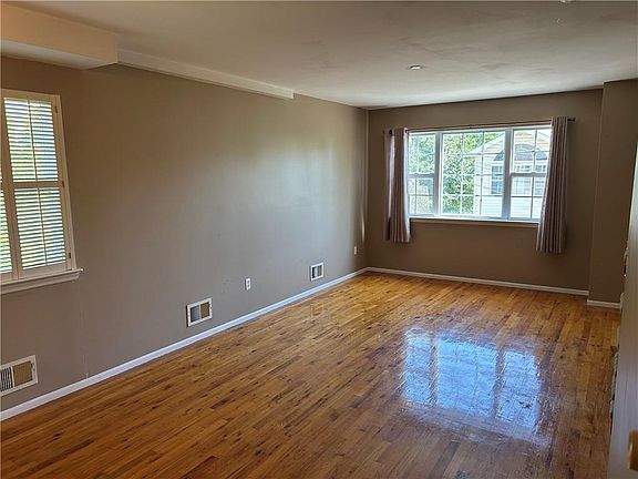 5th image of 262 Ward Ave
