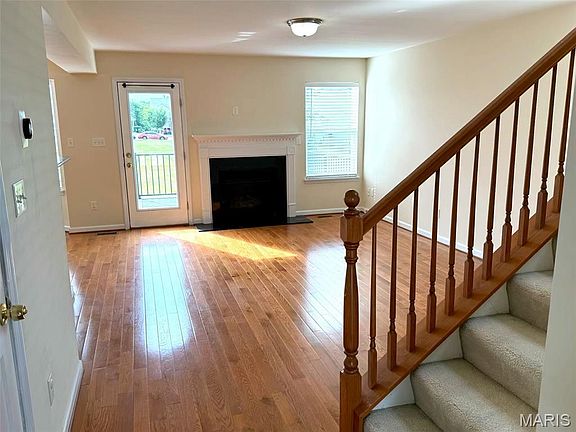 5th image of 155 Roxbury Dr