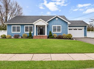 66 Arch Dr, Holbrook, NY 11741